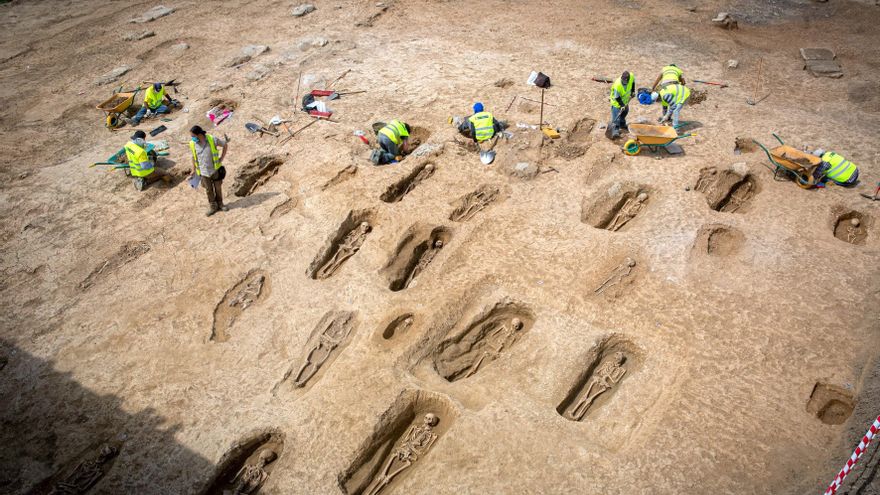 Una excavación saca a la luz 35 de 90 tumbas de una necrópolis en La Rioja