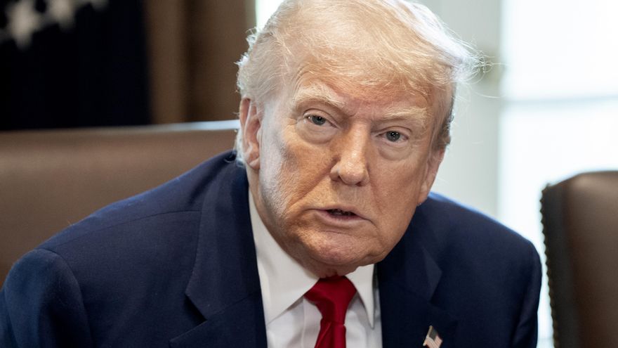 Trump redobla ataques a CBS y amenaza a The New York Times por comportamiento "ilegal"