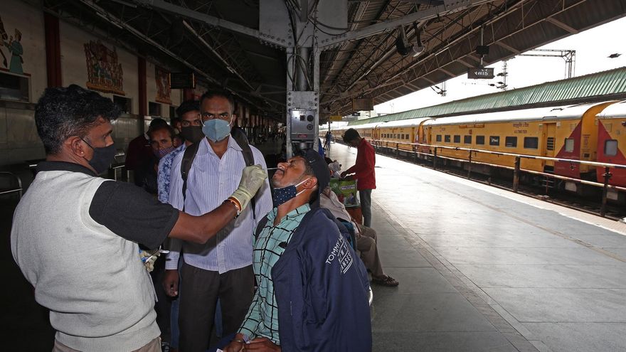 Pruebas de COVID en Bangalore (India).