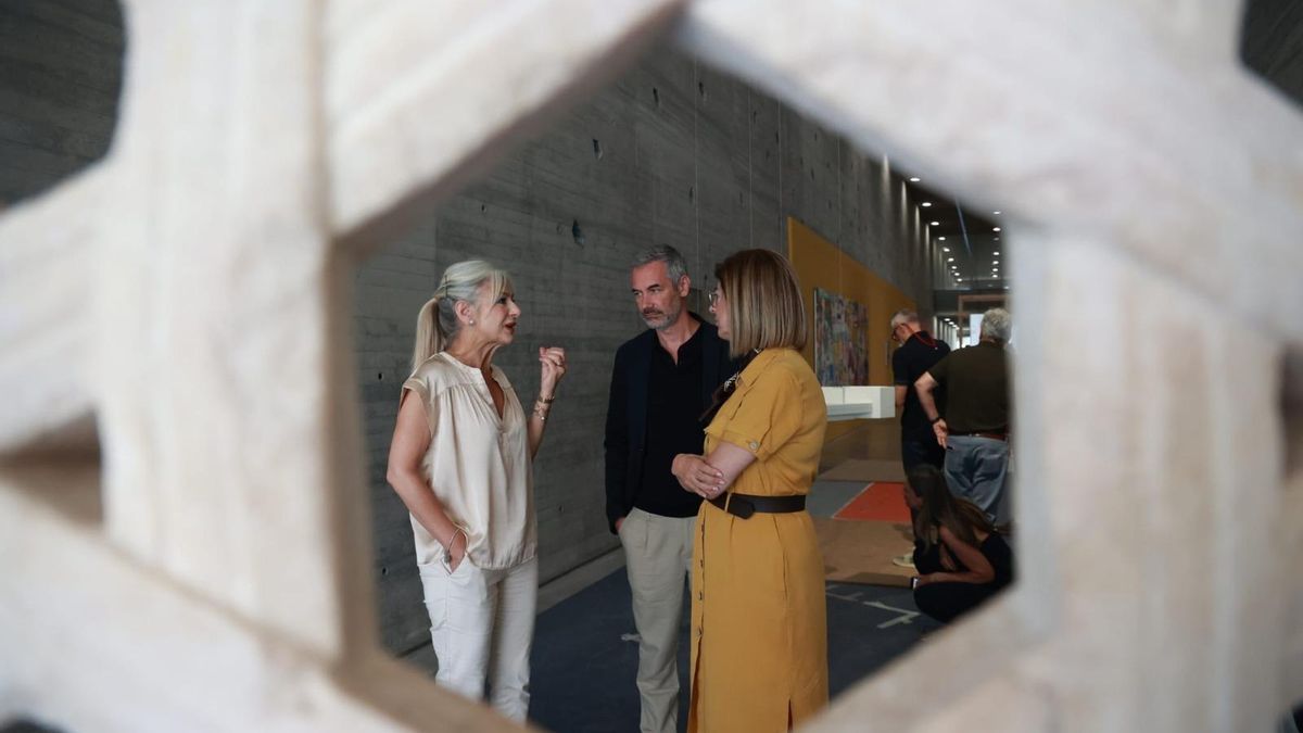 En la imagen, la consejera de Cultura y Deporte, Patricia del Pozo, junto a Gilberto González y Lola Baena, comisarios de la exposición.