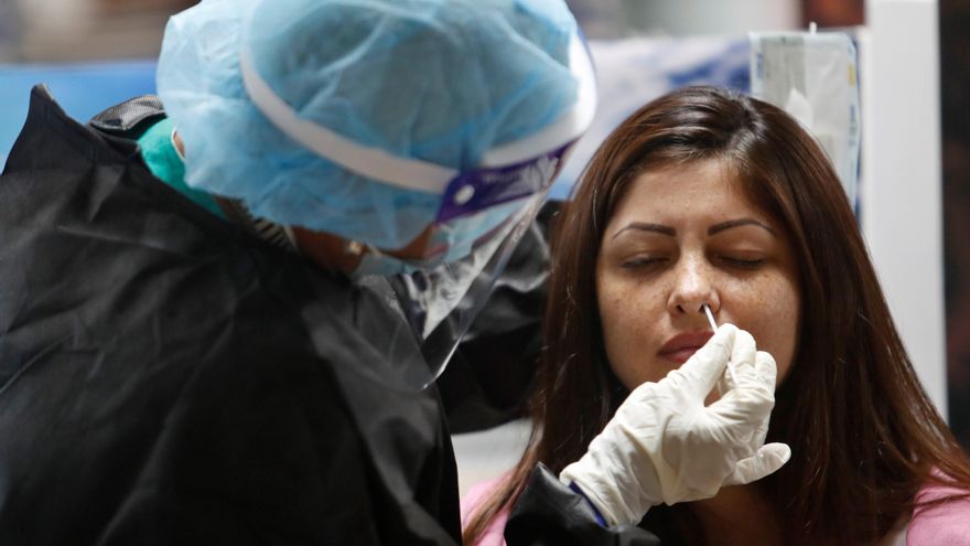 Trabajadores de la salud realizan test PCR, para detectar el coronavirus, en el aeropuerto de La Habana (Cuba). EFE/Yander Zamora/Archivo