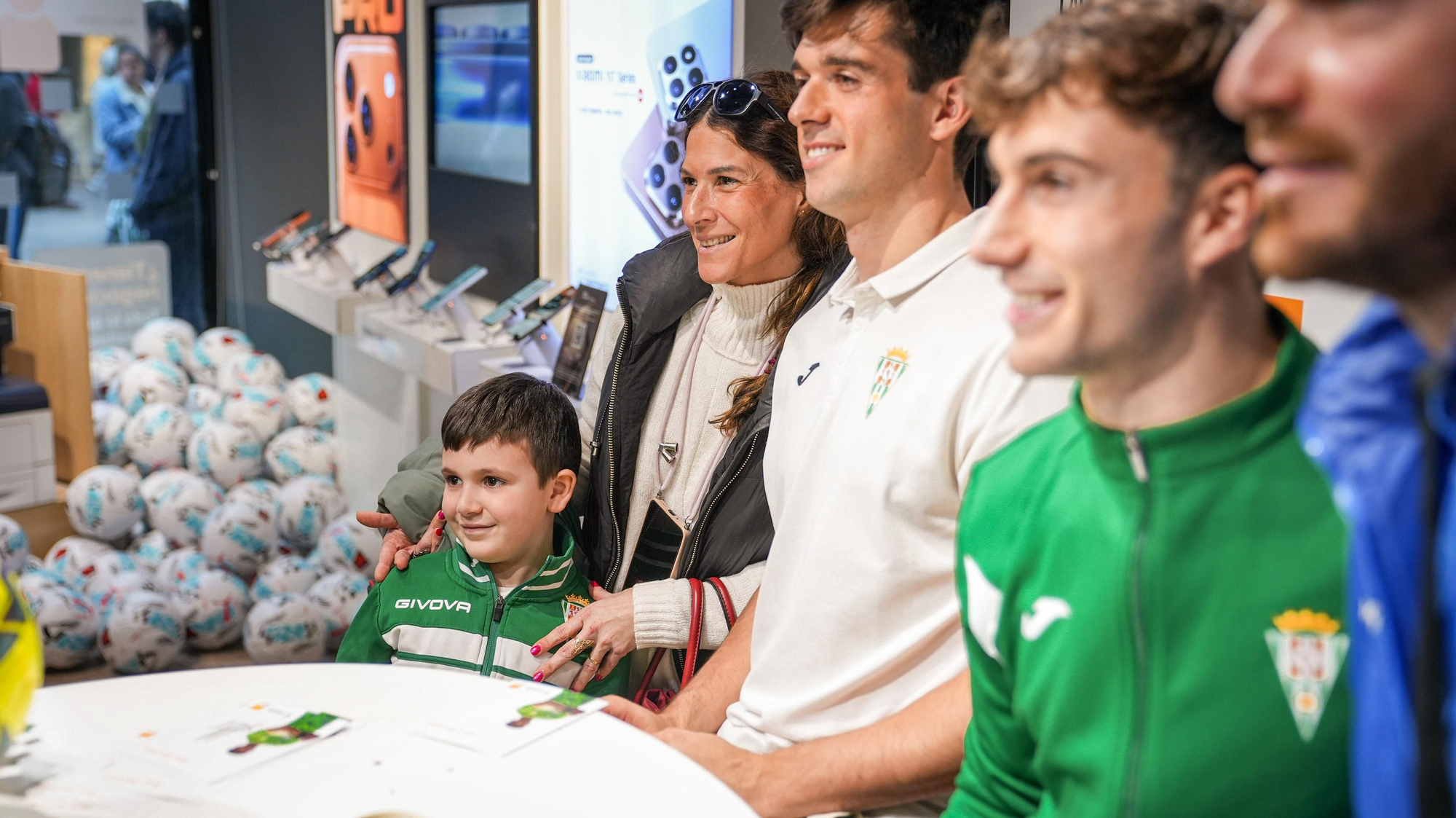Mikel Goti e íker Álvarez firman autógrafos a los aficionados del Córdoba CF