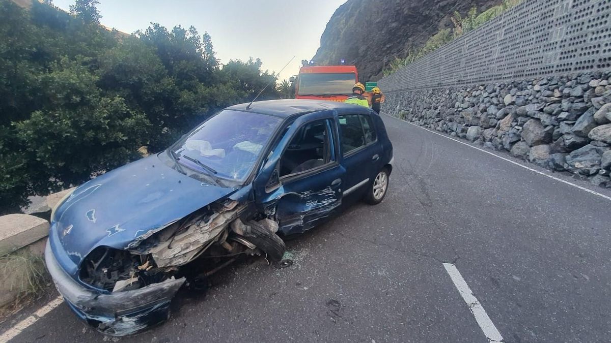 El vehículo tras colisionar en el domingo contra un muro en la carretera del Puerto de Tazacorte a Las  Angustias.