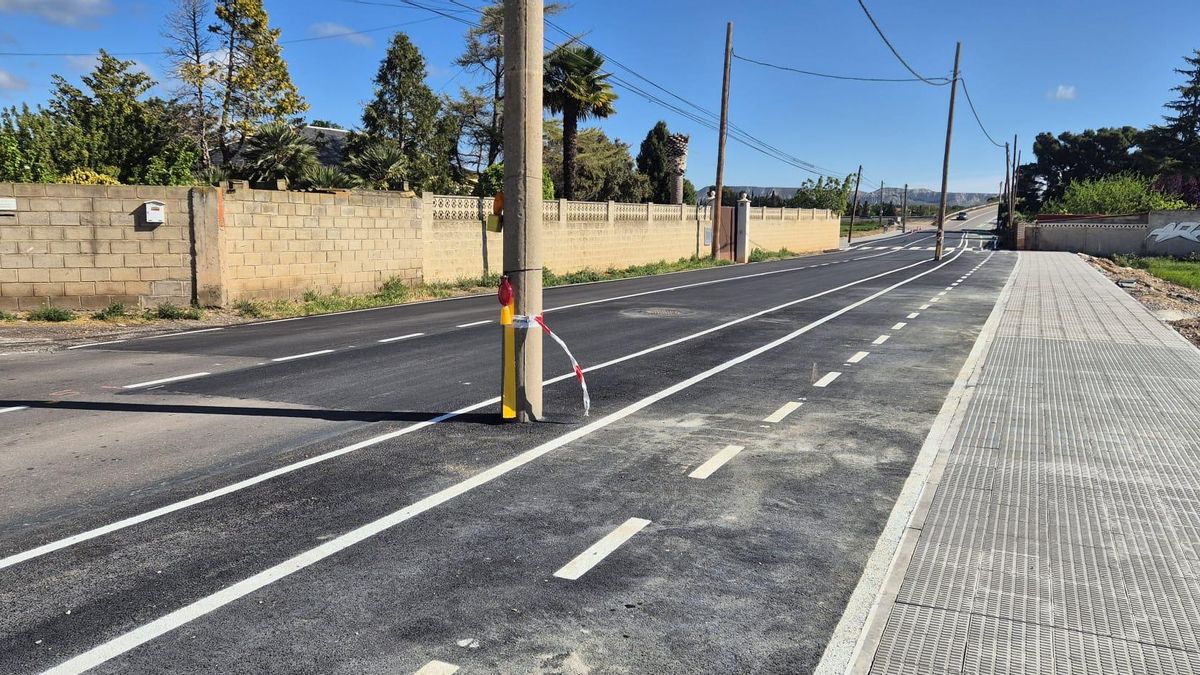 Otros postes en el carril bici Garrapinillos-Utebo no respetan el margen de seguridad mínimo con la carretera.
