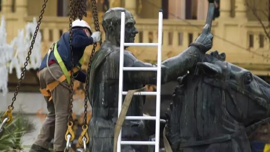 Un libro recupera las biografías de "los innombrables" del franquismo que perviven en 30 calles de Santander