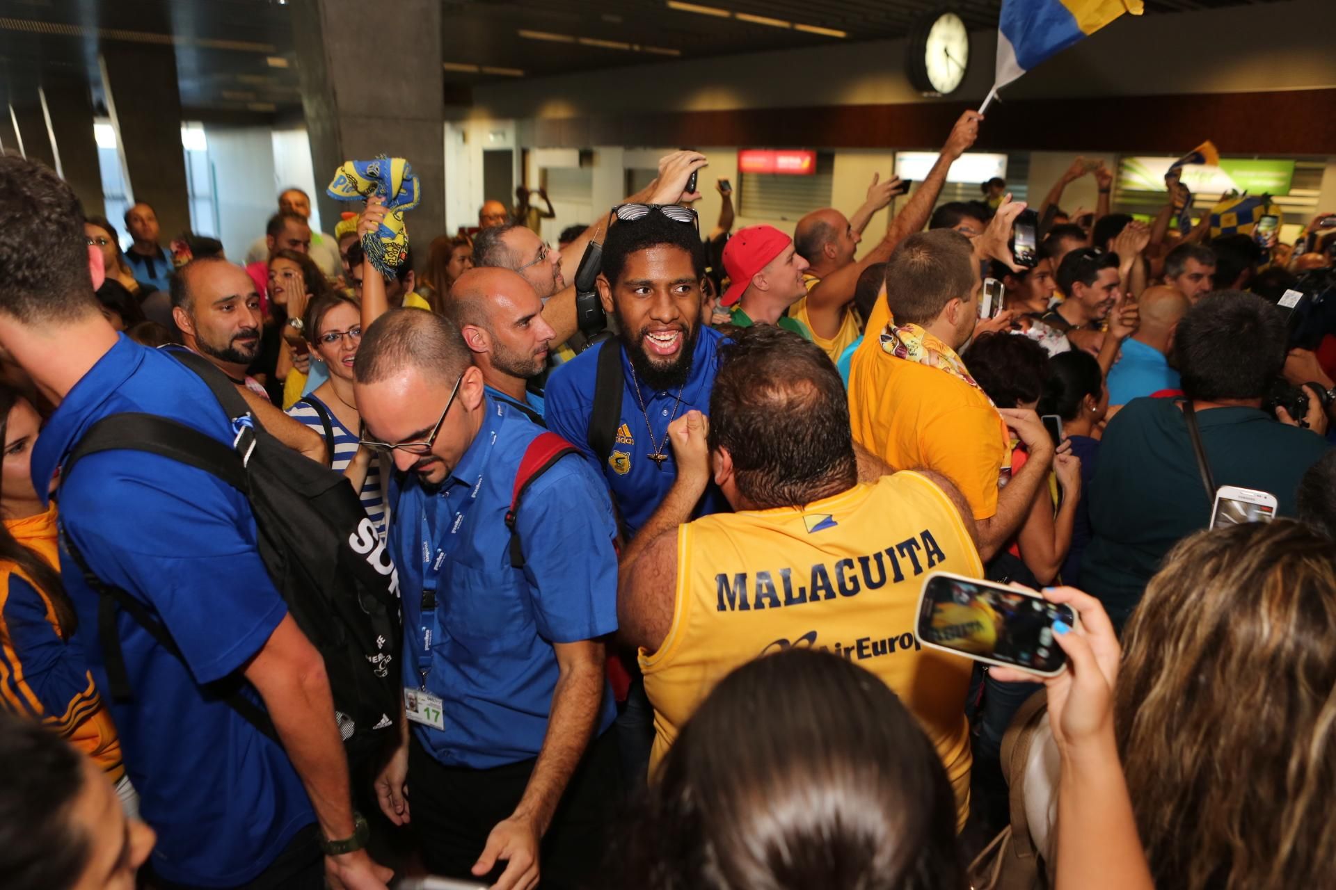 Royce O'Neale y, de espaldas, el aficionado 'Malaguita'.