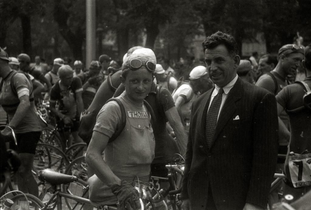 Un corredor y, al fondo, el pelotón