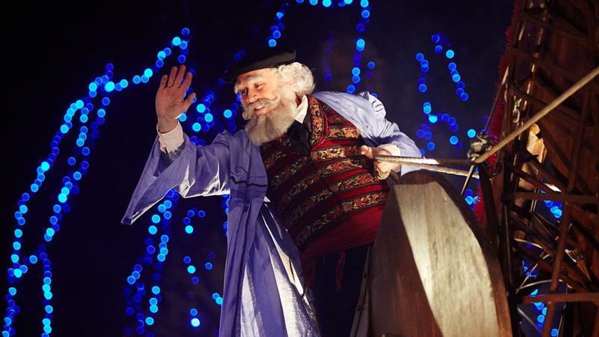 Olentzero saluda a los asistentes al desfile