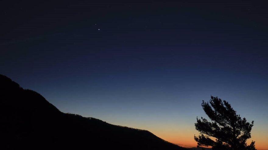 Saturno, arriba y Júpiter abajo, se ven después de la puesta del sol desde el Parque Nacional Shenandoah, el domingo 13 de diciembre de 2020, en Luray, Virginia. Su acercamiento será progresivo hasta el 21 de diciembre