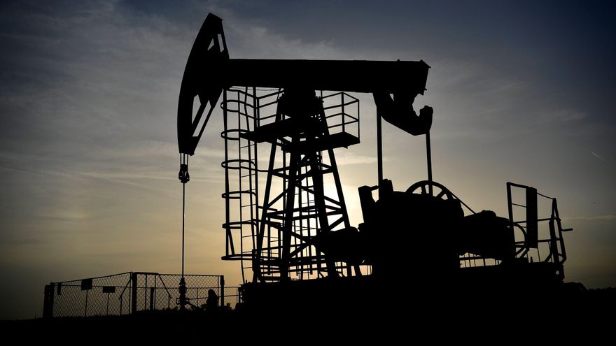 Al finalizar las operaciones en la Bolsa Mercantil de Nueva York (Nymex), los contratos de futuros del petróleo intermedio de Texas (WTI) para entrega en octubre restaron 4,75 dólares con respecto al cierre anterior. En la imagen un registro de archivo de un pozo petrolero. EFE/Zsolt Czegledi