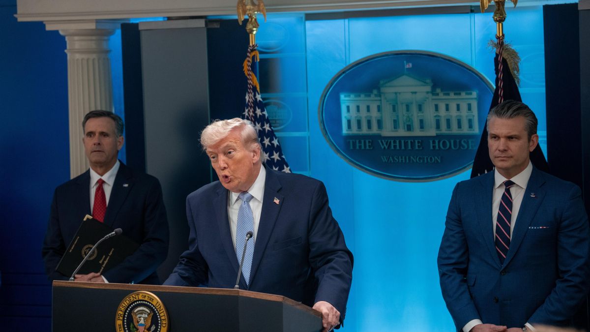 El presidente de EEUU, Donald Trump, en una rueda de prensa flanqueado por el director de la CIA, John Ratcliffe (izquierda) y el secretario de Guerra, Pete Hegseth (derecha).