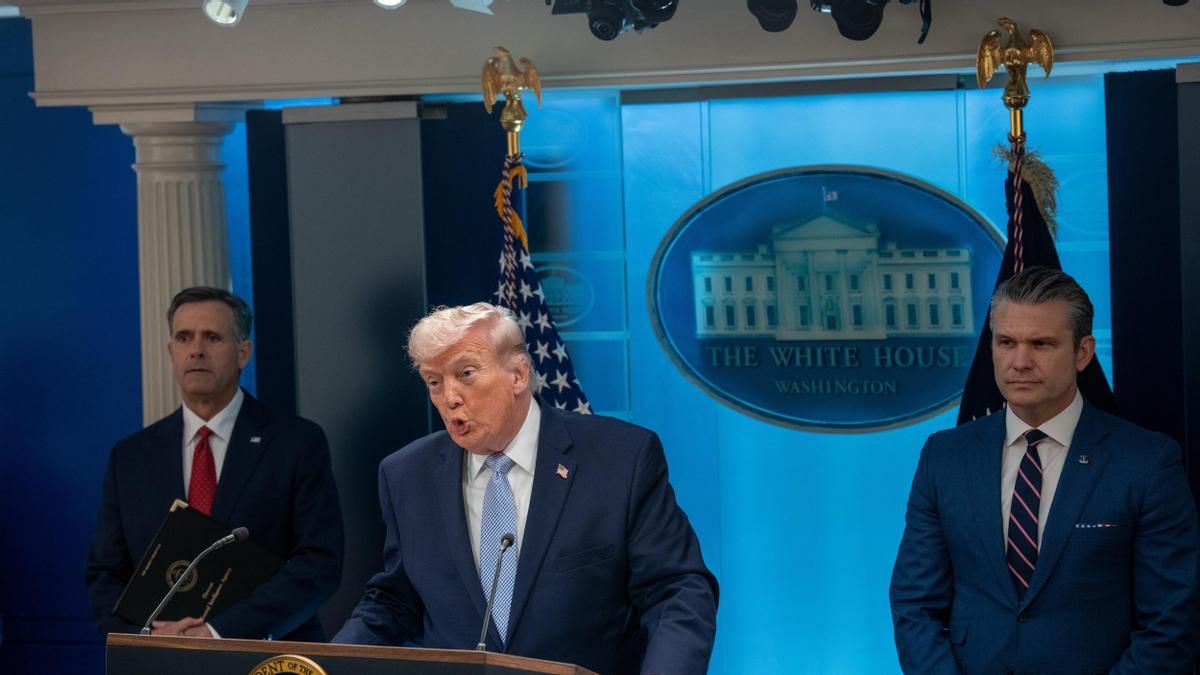 El presidente de EEUU, Donald Trump, y el secretario de Guerra, Pete Hegseth (derecha).
