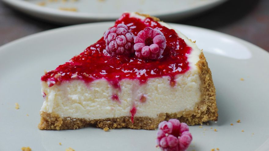 Tarta de queso sin horno con chocolate blanco y frambuesas