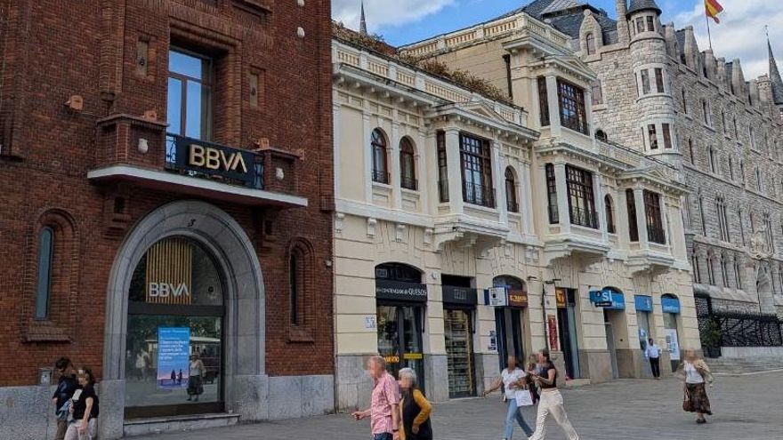 El BBVA se compromete a seguir en once municipios de León y deja en el aire otros diez si triunfa la compra del Sabadell