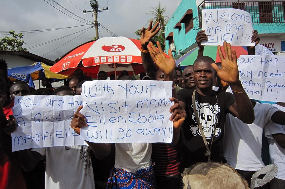 Liberianos protestan frente a un hospital por la explosión del ébola ante la llegada de su presidenta Ellen Johnson