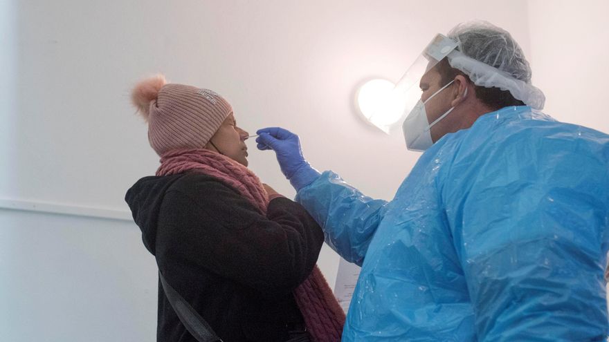 Una mujer se hace una PCR. EFE/ David Arquimbau Sintes/Archivo