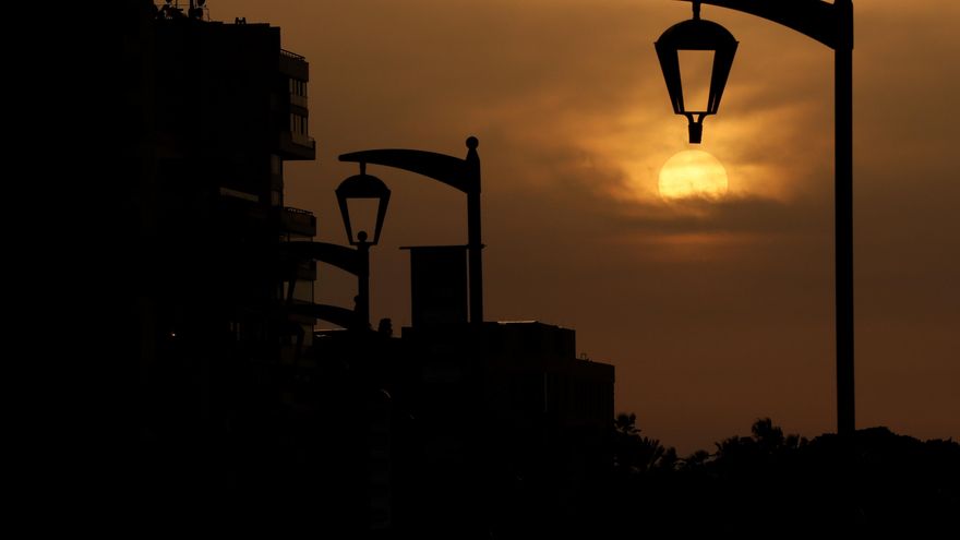 El sol se pone en Corniche Al Manara en Beirut, Líbano, 14 de abril de 2026. (Líbano) EFE/EPA/WAEL HAMZEH