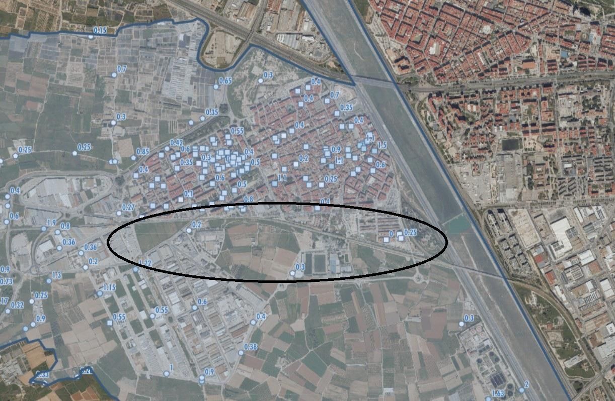 La zona sombreada en azul indica todo lo que se inundó con la dana según el visor cartográfico de la Generalitat, mientras la zona del círculo es la que se pretende urbanizar.