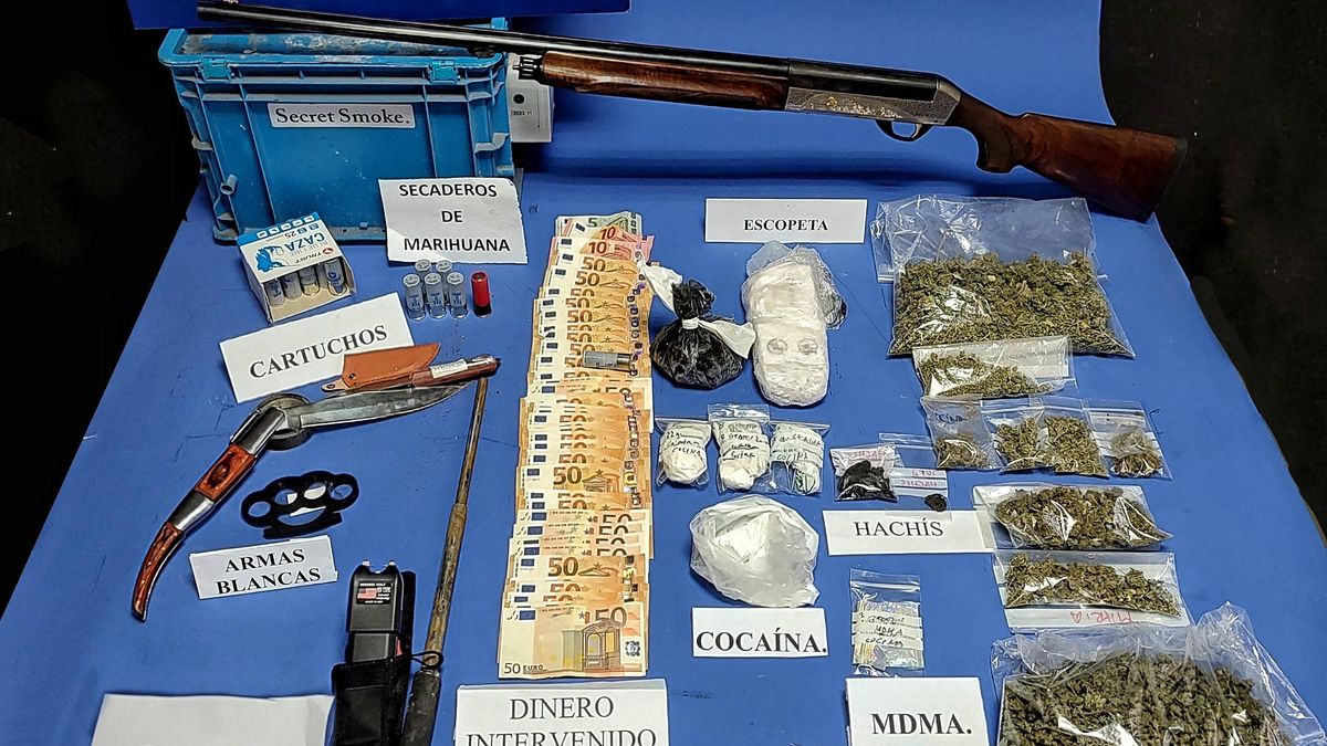 Droga y armas intervenidas.