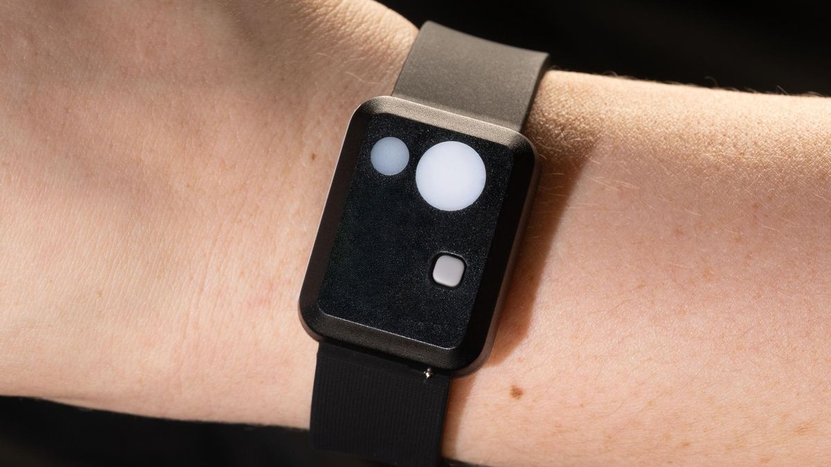 El dispositivo de actigrafía que los astronautas llevan en sus muñecas durante el viaje