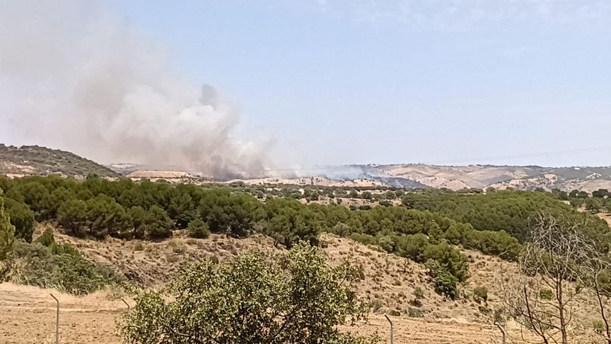 Medios aéreos y terrestres trabajan para sofocar un incendio en el campo de tiro de Cerro Muriano
