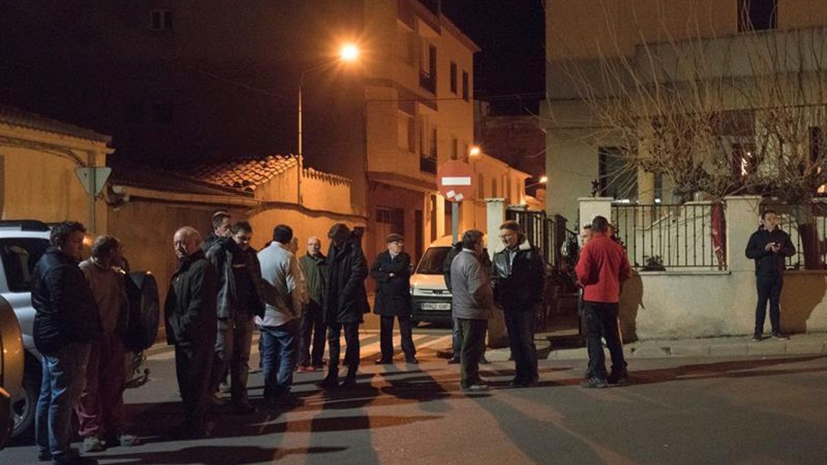 Varios vecinos de la localidad de Albalate del Arzobispo frente a la vivienda de una de las víctimas