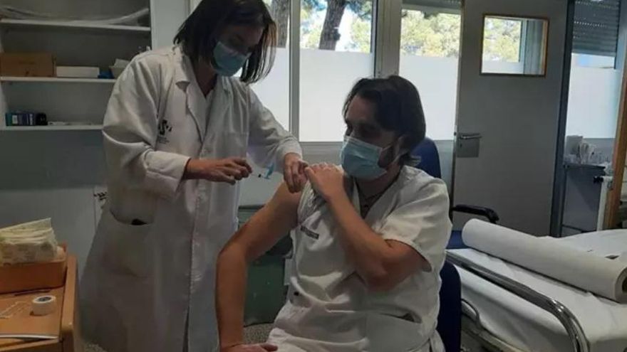 Un sanitario recibe una vacuna en un centro valenciano.