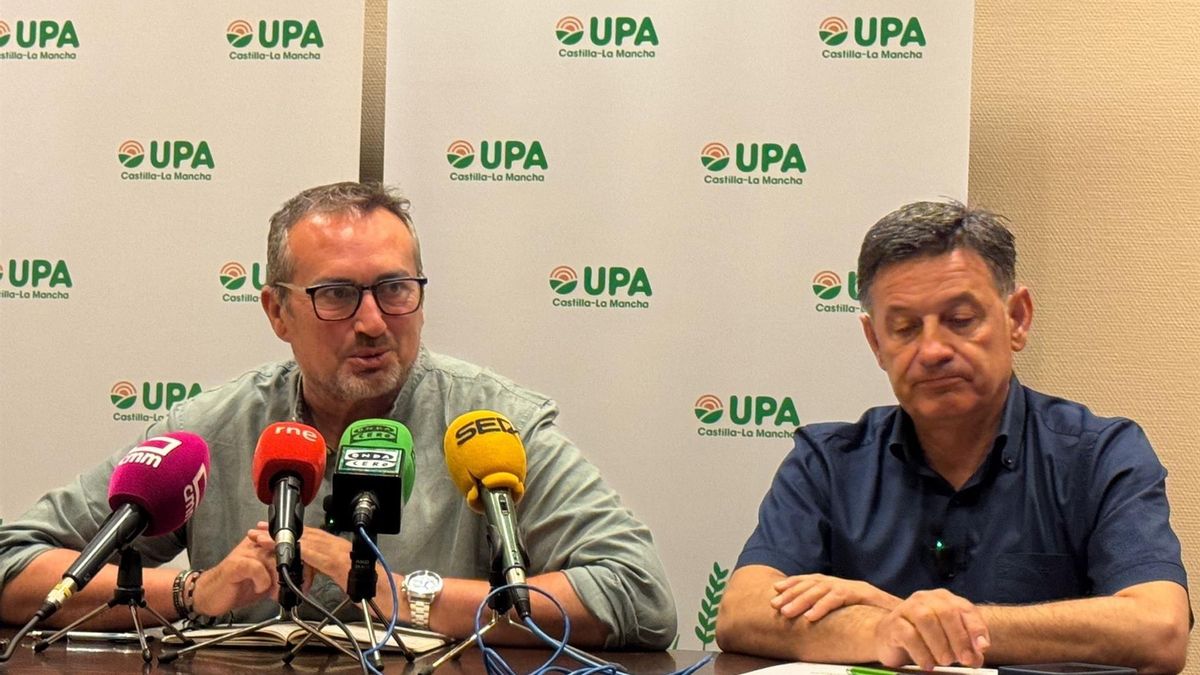 El responsable vitivinícola de UPA en la región, Alejandro García-Gasco, y el responsable regional de UPA, Julián Morcillo.