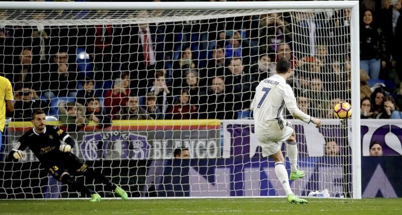 Cristiano Ronaldo lanzando el penalti. EFE/JuanJo Martín