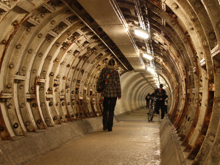 Interior del Foot Tunnel bajo las aguas del Río Támesis.