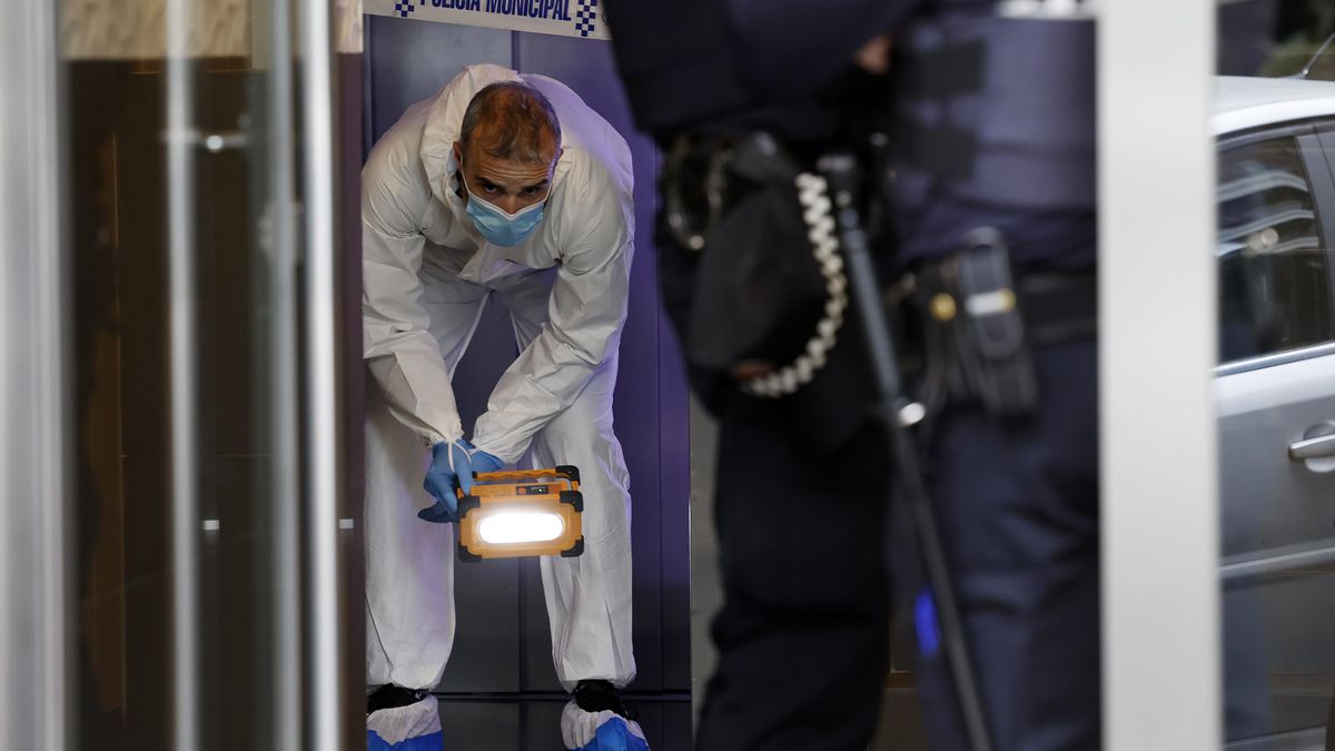 Investigan la muerte de un hombre encontrado sobre un charco de sangre en un edificio de Pamplona