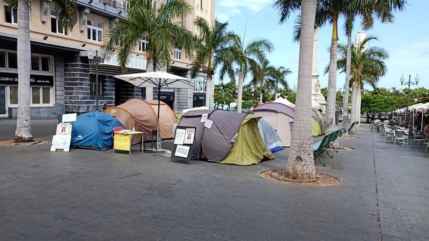 El Ayuntamiento de Santa Cruz de Tenerife da 24 horas a las familias acampadas por una vivienda digna para que desalojen la Plaza de La Candelaria