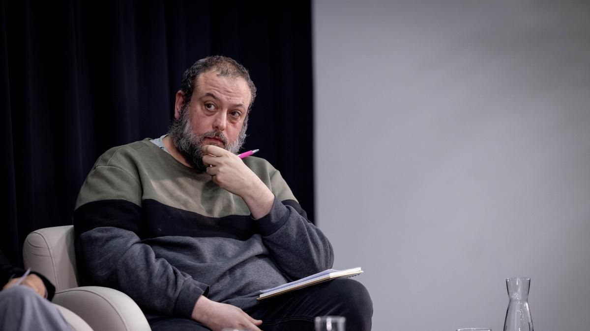 Guillermo Zapata: "La novela no tiene que dar soluciones, en cambio, la política tiene que proponer herramientas concretas"