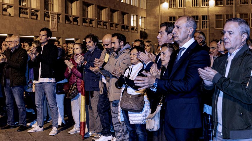 LOGROÑO 28/10/2026.- Unas 250 personas han guardado este miércoles un minuto de silencio ante el Ayuntamiento de Logroño para mostrar su solidaridad y apoyo a las víctimas y heridos en el accidente ferroviario ocurrido esta mañana en la localidad toledana de Urda. EFE/ Raquel Manzanares