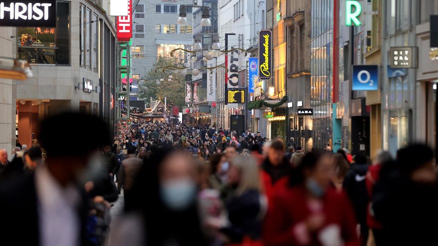Compradores caminan en la calle principal de compras en Dortmund, Alemania