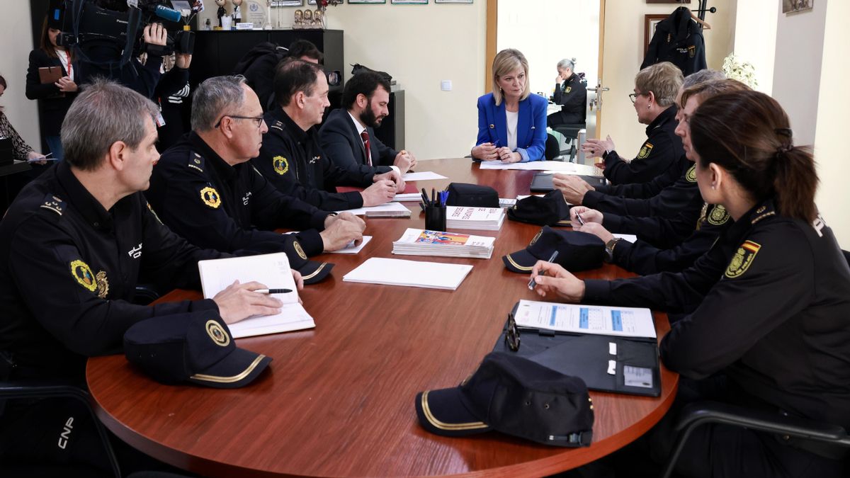 La exconsellera de Justicia con el PSPV, Gabriela Bravo, junto a la comisaria jefa Marisol Conde (a su derecha) y varios miembros de la cúpula de la Policía de la Generalitat que han sido cesados recientemente en sus responsabilidades, durante una reunión en marzo de 2023.