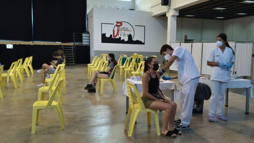 Un sanitario vacuna a una joven en la ciudad de Sagunto.