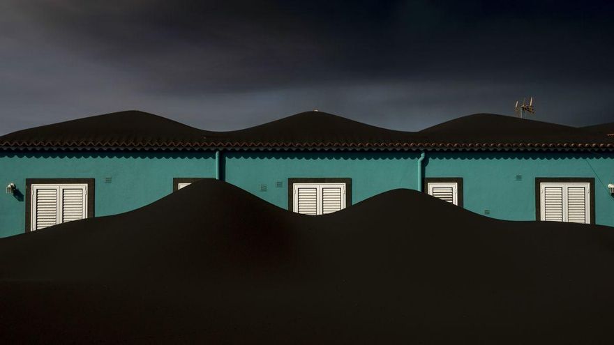 La ceniza se acumula frente a las viviendas en la isla de La Palma