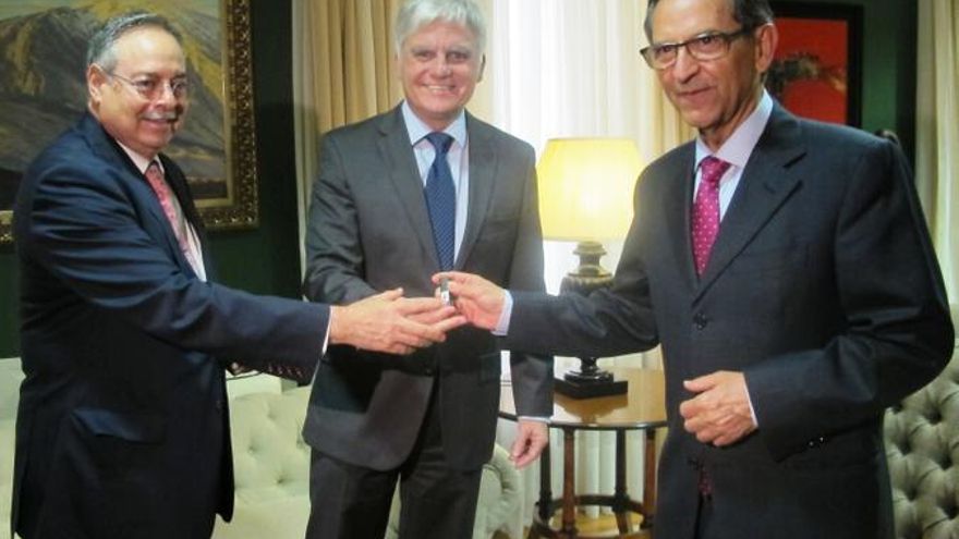 El expresidente del Parlamento Antonio Castro, el exvicepresidente y consejero de Educación José Miguel Pérez, y el exconsejero de Obras Públicas, Domingo Berriel.