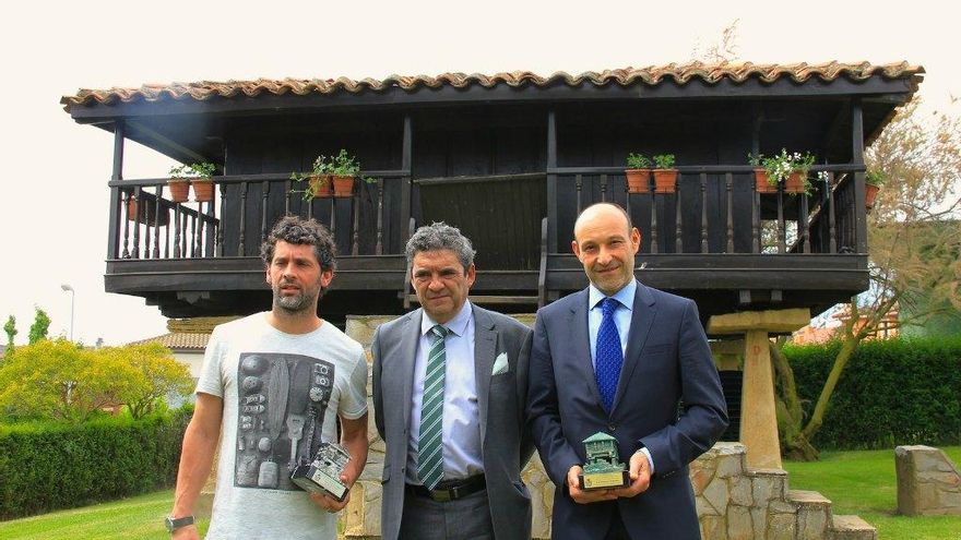 Acto de homenaje a Juanín García y al atleta José Antonio Magadán en la Casa de Asturias en León.
