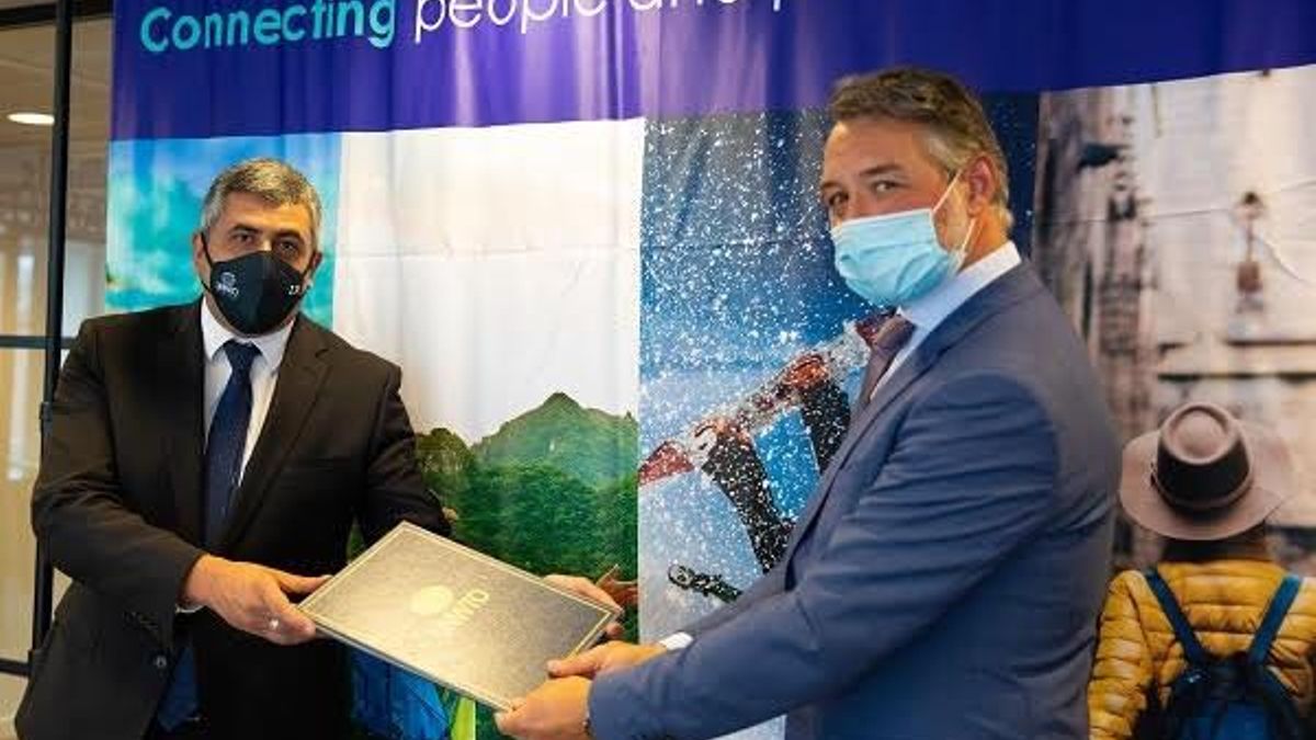 Jean-Philippe Monod, Global SVP de Government Affairs de Expedia Group (a la derecha) junto a Zurab Pololikashvili, Secretario General de la OMT.