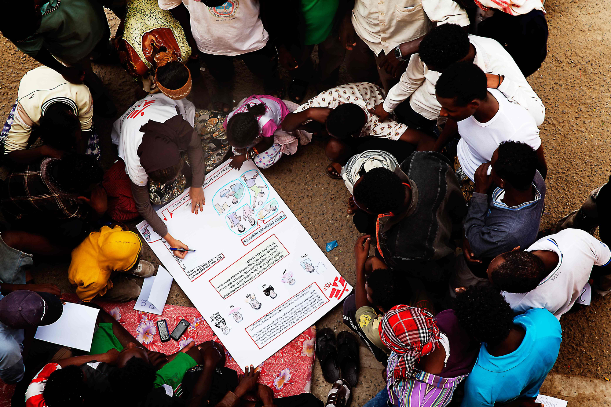 La psicóloga de Médicos Sin Fronteras en una de las terapias colectivas en el centro de detención de inmigrantes en Yemen. / Copyright: Anna Surinyach/MSF