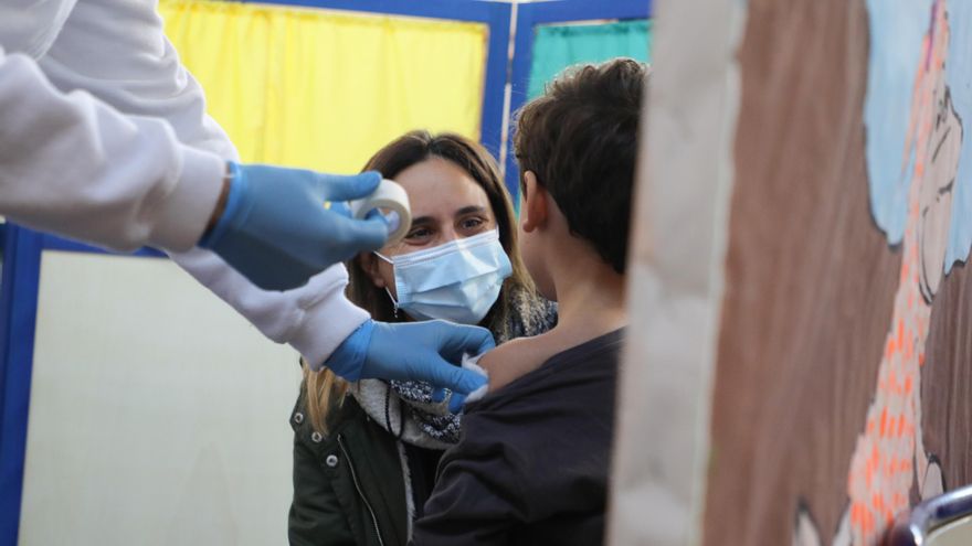 Un momento del proceso de vacunación en el Ceip Campanar de València.