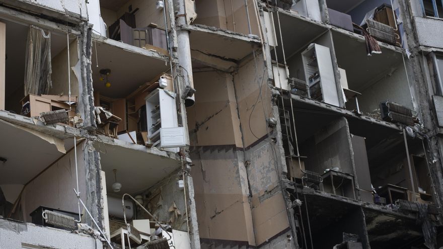 Foto de archivo de unos apartamentos destruidos en el barrio Saltivka, en Járkov (Ucrania). Este barrio, donde residía casi medio millón de personas, ahora se encuentra casi abandonado producto de los constantes bombardeos rusos desde el inicio de la guerra. EFE/Orlando Barría/Archivo