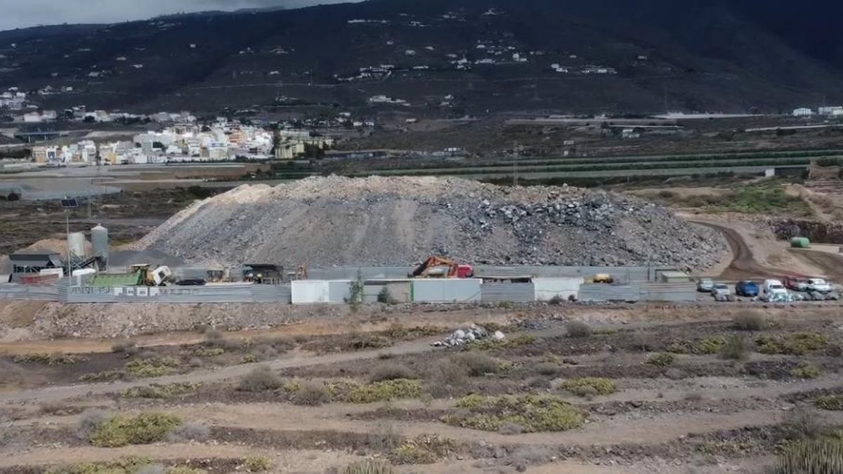 La promotora de Cuna del Alma vierte los escombros generados por las obras de su complejo de lujo en una parcela pública