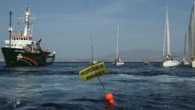 Protesta del 'Arctic Sunrise' en el punto en el que Repsol tenía permisos para buscar gas en la costa malagueña (GREENPEACE)