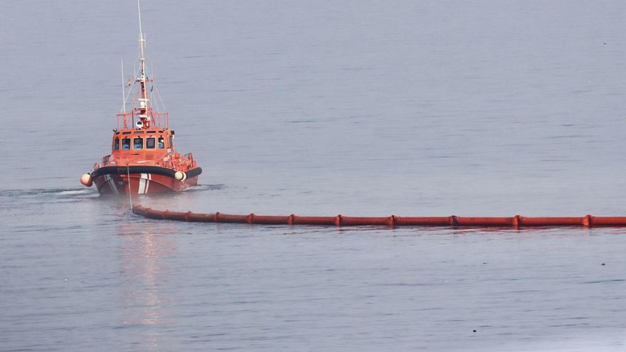 Boya flotante para delimitar la zona que separa Ceuta de Marruecos, en la playa del Taraja. EFE/Reduán
