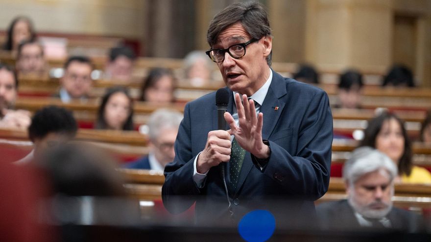 El presidente de la Generalitat, Salvador Illa, en la sesión de control al Govern en el pleno del Parlament