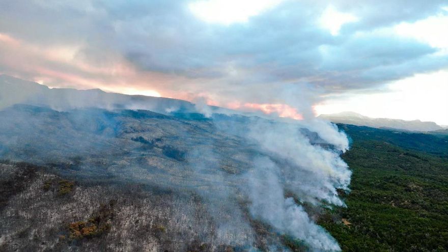 Avanza el incendio forestal en el Parque Nacional Los Alerces y ya arrasó 577 hectáreas