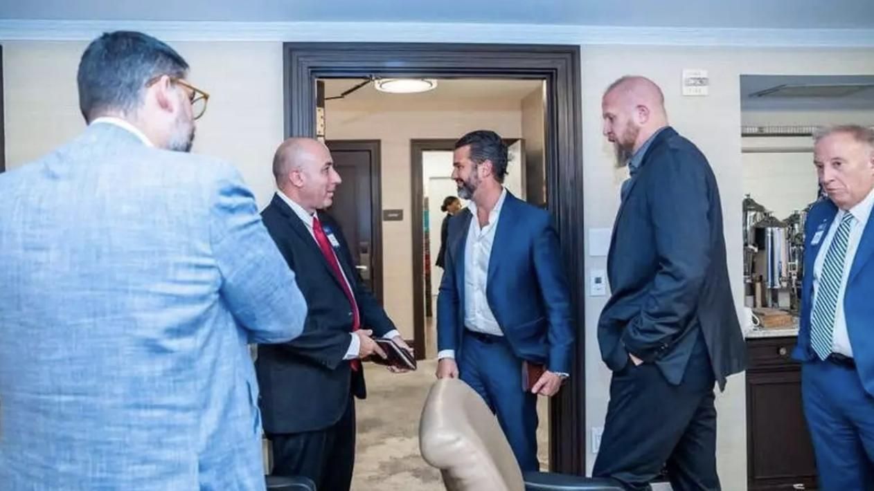 Cerimedo junto a Donald Trump Jr. y Brad Parscale. De espaldas, el también argentino Andy Rivas.